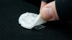 服についたガム：ハサミを使わずに取り除く方法と、なぜ冷凍庫が主婦の最強の味方なのか